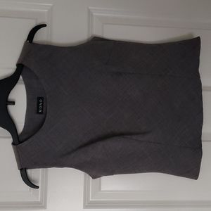 GRAY TAPERED SLEEVELESS SCOOPNECK  SHEATH TOP IN SIZE S/M